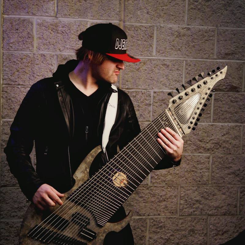 Le bassiste de ZZ Top commente le fait que sa basse à 17 cordes est une  copie d'une des guitares de Jared Dines