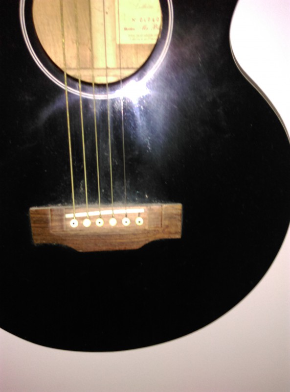 Restauration d'une guitare folk avec un chevalet arrachéRestauration d'une  guitare folk avec un chevalet arraché